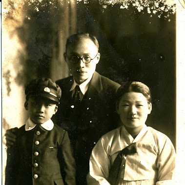 2) 강대원과 부모님.jpg 이미지입니다.