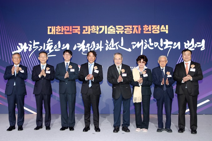 1. [행사] 대한민국 과학기술유공자 헌정식_1(단체사진).JPG 이미지입니다.