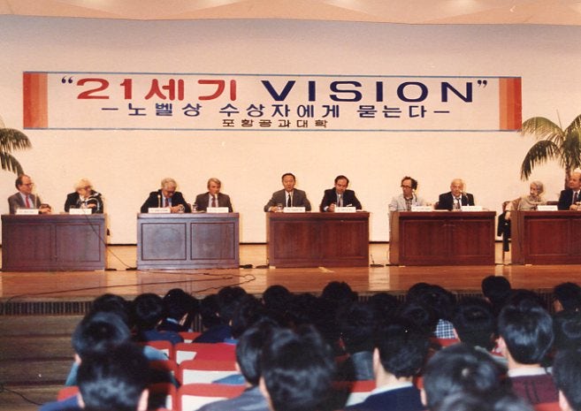 포항공대 교수 재임 시절 노벨상수상자 9명과의 회담에서 사회를 맡은 김영걸 교수(가운데).jpg 이미지입니다.