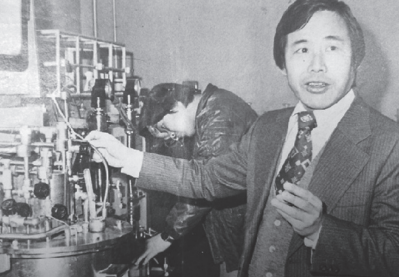 1979년 KIST 연구실에서 항결핵 항생제 원료(리파마이신) 발효생산 연구에 대해 설명하고 있는 한문희 박사.png 이미지입니다.
