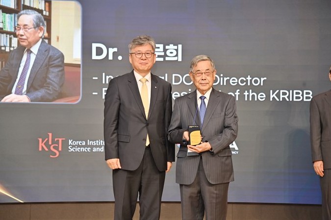 도핑컨트롤센터 40주년 감사패 증정식에서 한문희 박사(오른쪽).jpg 이미지입니다.