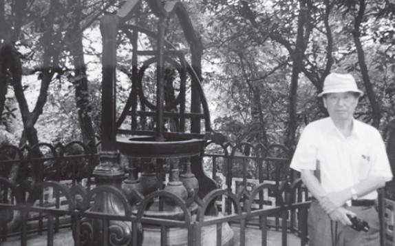 1993년 중국 시안. 정년 퇴임 후 중국의 고천문 유적을 찾아 떠난 유경로 교수.jpg 이미지입니다.