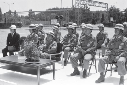 1983년 실험동 착공식에 참석한 김철우 박사(앞줄 가운데).jpg 이미지입니다.